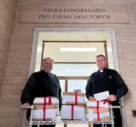 Processo de beatificação de Dom Inocêncio López Santamaria chega ao Vaticano